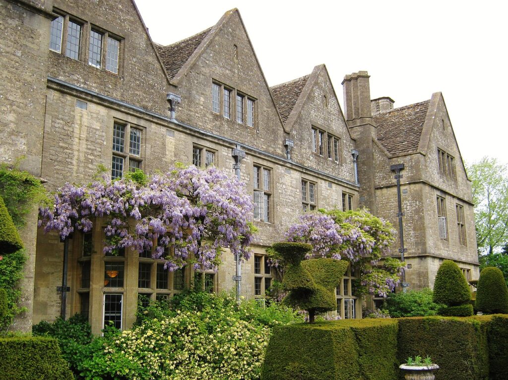 Photo of Rodmarton Manor taken by Robert Powell, CC BY-SA 3.0 , via Wikimedia Commons